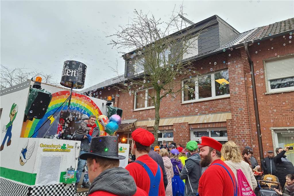 Ottenstein fest in Narrenhand: Rosenmontagsumzug zieht die Massen auf die Straßen Bunte Eindrücke vom Ottensteiner Rosenmontagsumzug 2023