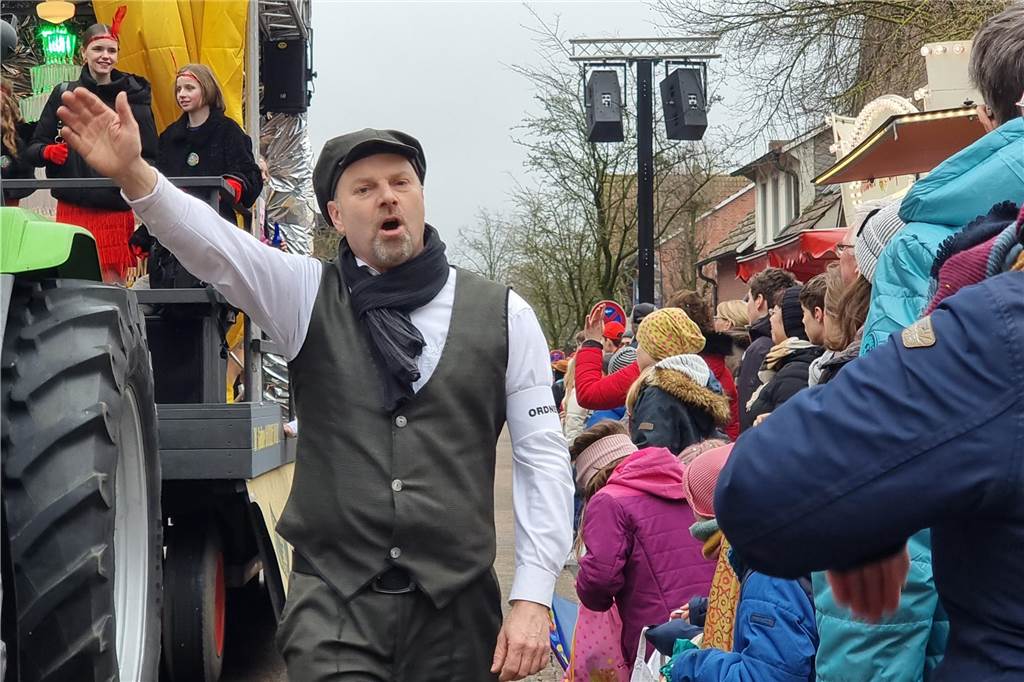 Ottenstein fest in Narrenhand: Rosenmontagsumzug zieht die Massen auf die Straßen Bunte Eindrücke vom Ottensteiner Rosenmontagsumzug 2023