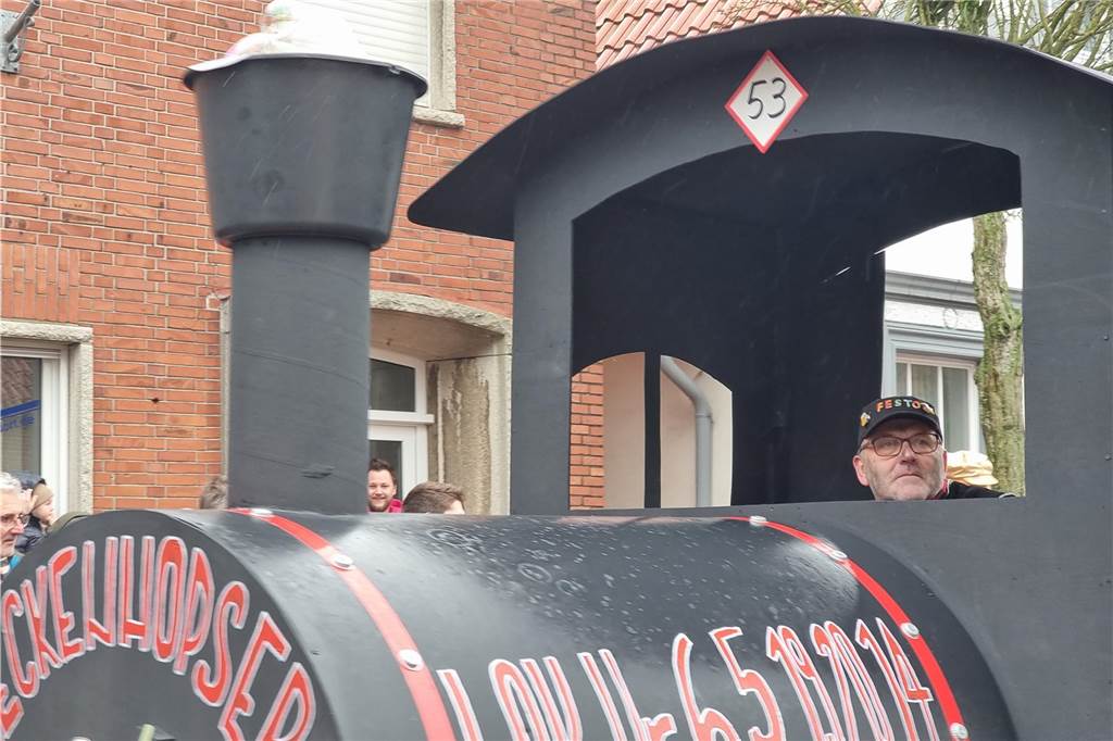 Ottenstein fest in Narrenhand: Rosenmontagsumzug zieht die Massen auf die Straßen Bunte Eindrücke vom Ottensteiner Rosenmontagsumzug 2023