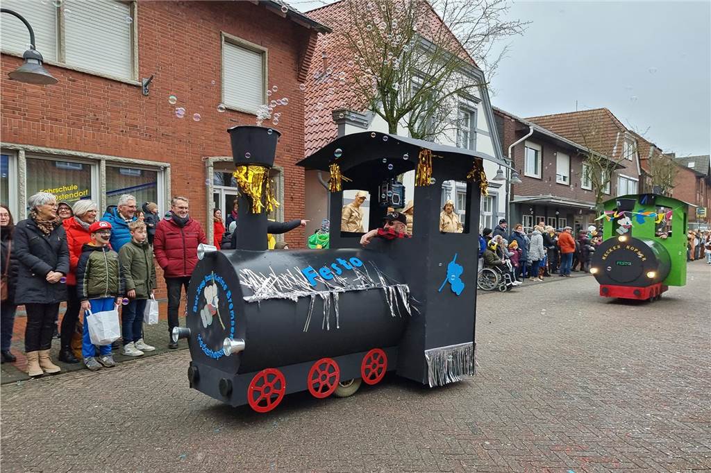 Ottenstein fest in Narrenhand: Rosenmontagsumzug zieht die Massen auf die Straßen Bunte Eindrücke vom Ottensteiner Rosenmontagsumzug 2023