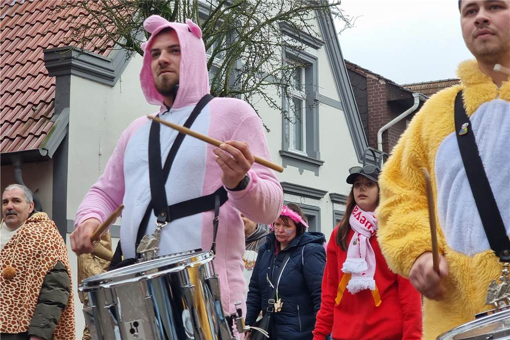 Ottenstein fest in Narrenhand: Rosenmontagsumzug zieht die Massen auf die Straßen Bunte Eindrücke vom Ottensteiner Rosenmontagsumzug 2023