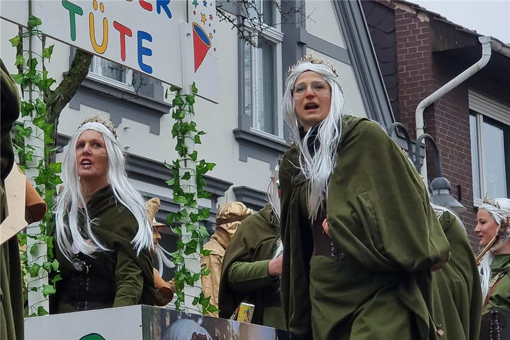 Ottenstein fest in Narrenhand: Rosenmontagsumzug zieht die Massen auf die Straßen Bunte Eindrücke vom Ottensteiner Rosenmontagsumzug 2023