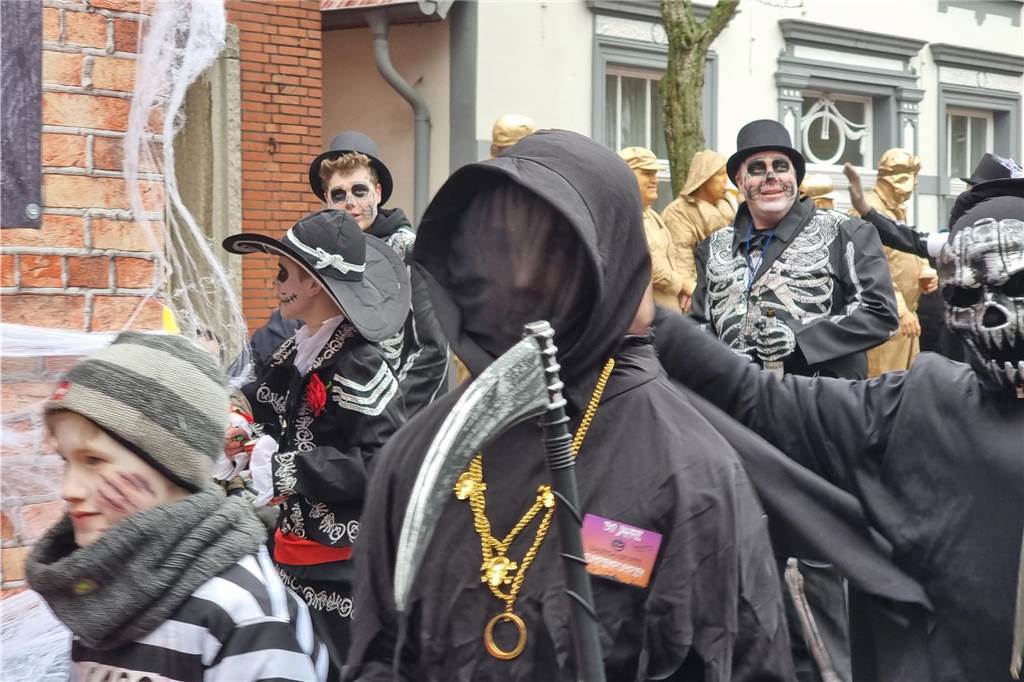 Ottenstein fest in Narrenhand: Rosenmontagsumzug zieht die Massen auf die Straßen Bunte Eindrücke vom Ottensteiner Rosenmontagsumzug 2023