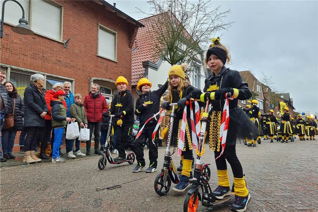 Ottenstein fest in Narrenhand: Rosenmontagsumzug zieht die Massen auf die Straßen Bunte Eindrücke vom Ottensteiner Rosenmontagsumzug 2023