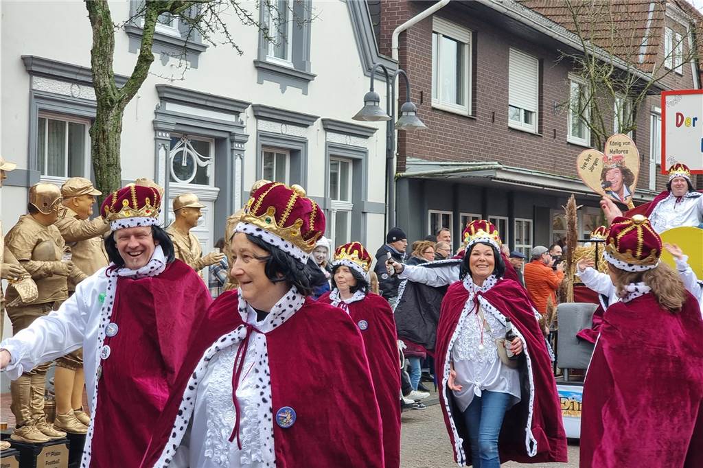Ottenstein fest in Narrenhand: Rosenmontagsumzug zieht die Massen auf die Straßen Bunte Eindrücke vom Ottensteiner Rosenmontagsumzug 2023