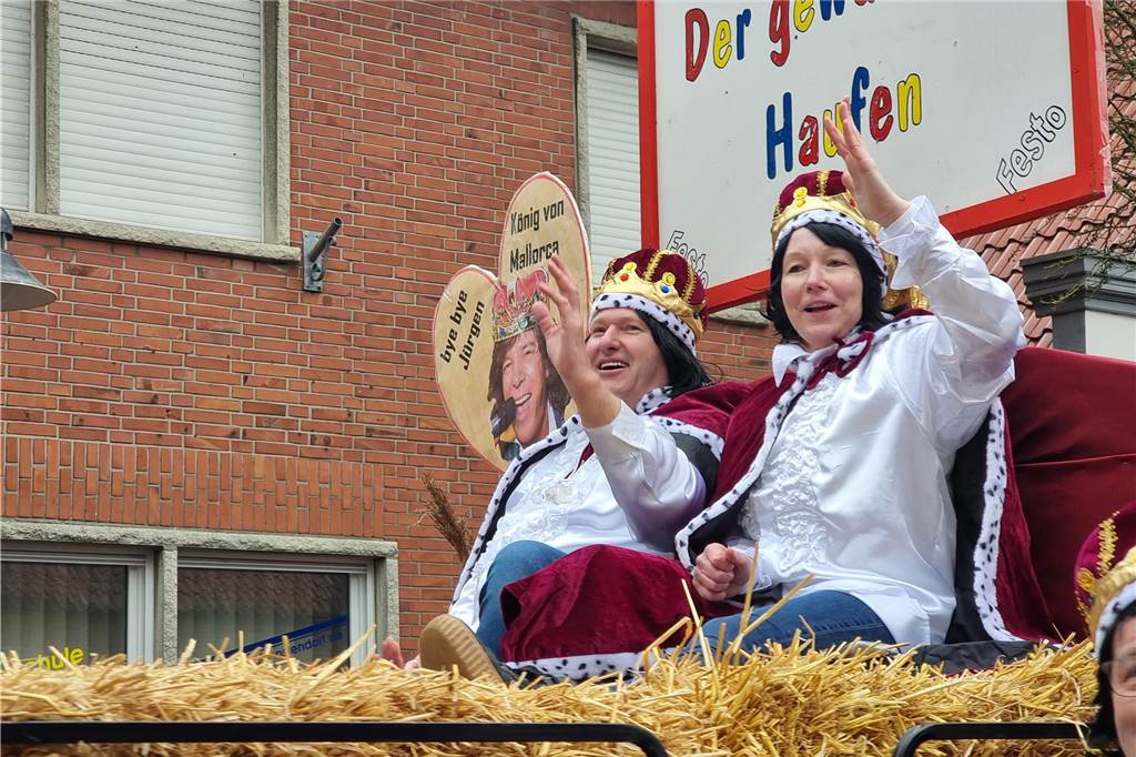 Ottenstein fest in Narrenhand: Rosenmontagsumzug zieht die Massen auf die Straßen Bunte Eindrücke vom Ottensteiner Rosenmontagsumzug 2023