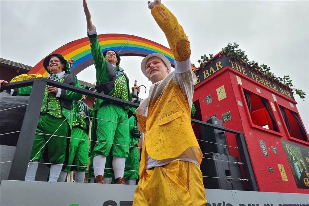 Ottenstein fest in Narrenhand: Rosenmontagsumzug zieht die Massen auf die Straßen Bunte Eindrücke vom Ottensteiner Rosenmontagsumzug 2023