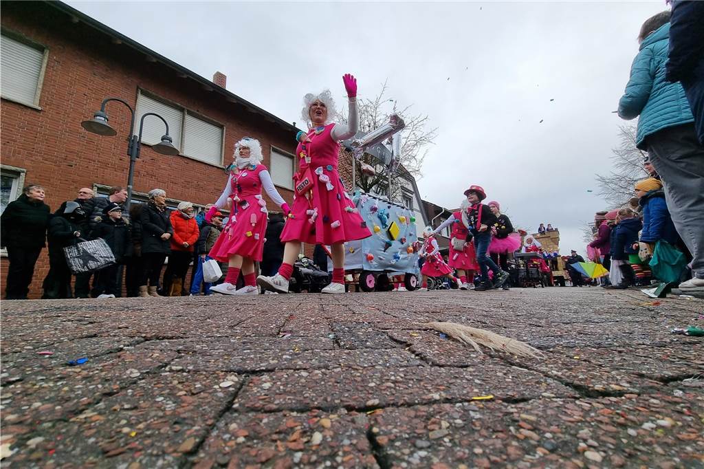 Ottenstein fest in Narrenhand: Rosenmontagsumzug zieht die Massen auf die Straßen Bunte Eindrücke vom Ottensteiner Rosenmontagsumzug 2023