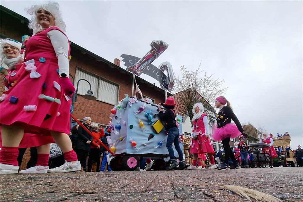 Ottenstein fest in Narrenhand: Rosenmontagsumzug zieht die Massen auf die Straßen Bunte Eindrücke vom Ottensteiner Rosenmontagsumzug 2023