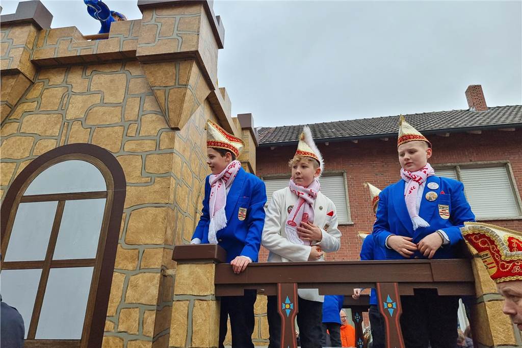 Ottenstein fest in Narrenhand: Rosenmontagsumzug zieht die Massen auf die Straßen Bunte Eindrücke vom Ottensteiner Rosenmontagsumzug 2023