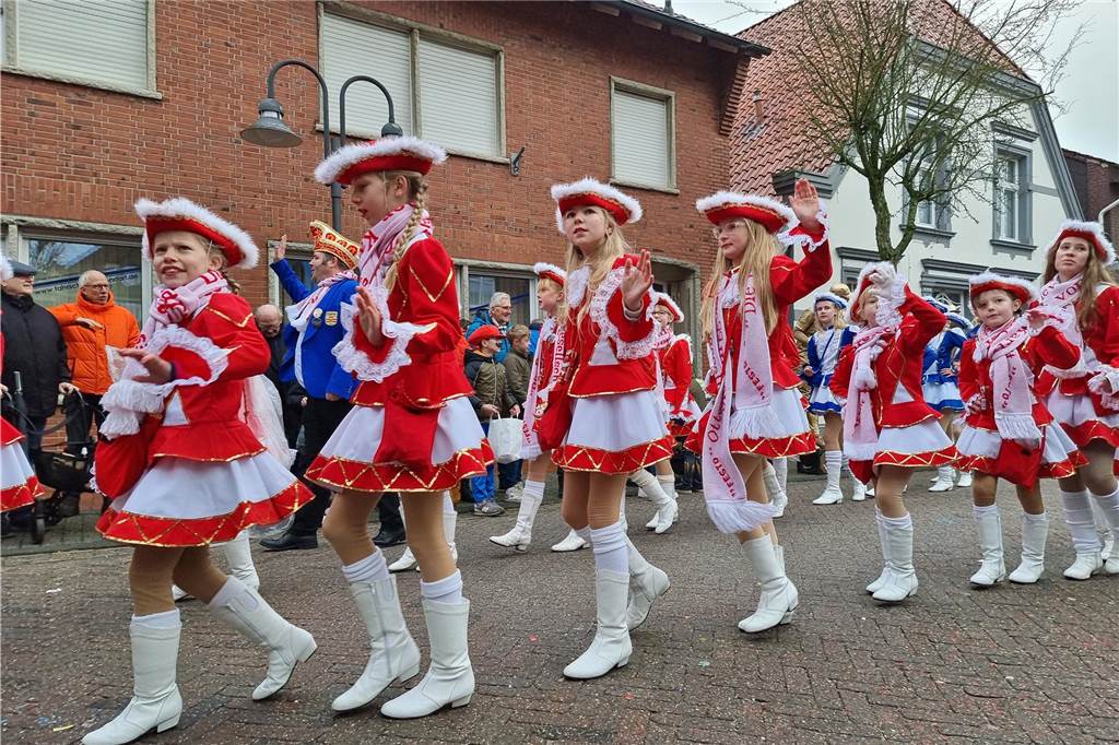 Ottenstein fest in Narrenhand: Rosenmontagsumzug zieht die Massen auf die Straßen Bunte Eindrücke vom Ottensteiner Rosenmontagsumzug 2023