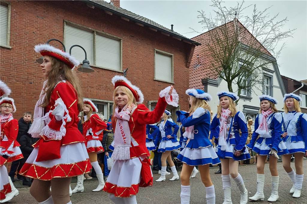 Ottenstein fest in Narrenhand: Rosenmontagsumzug zieht die Massen auf die Straßen Bunte Eindrücke vom Ottensteiner Rosenmontagsumzug 2023