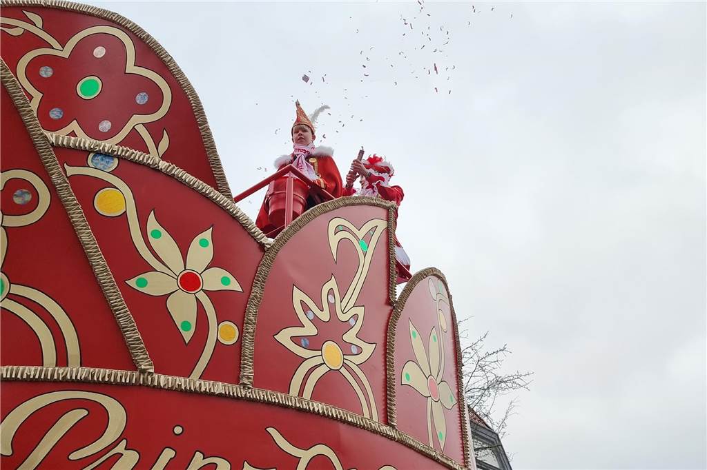 Ottenstein fest in Narrenhand: Rosenmontagsumzug zieht die Massen auf die Straßen Bunte Eindrücke vom Ottensteiner Rosenmontagsumzug 2023