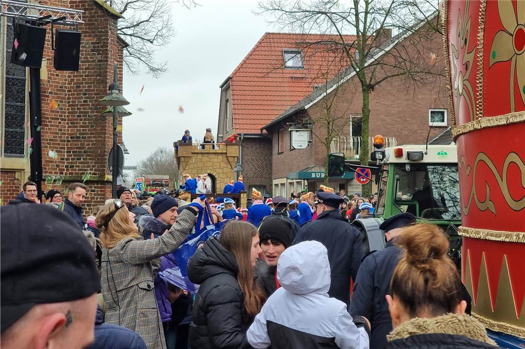 Ottenstein fest in Narrenhand: Rosenmontagsumzug zieht die Massen auf die Straßen Bunte Eindrücke vom Ottensteiner Rosenmontagsumzug 2023
