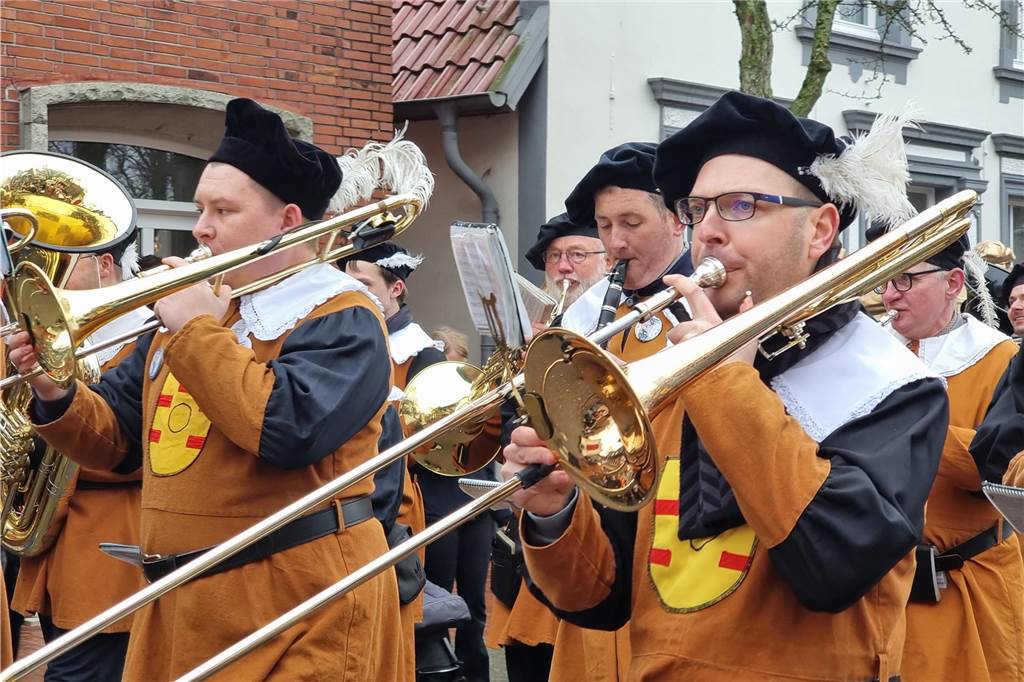 Ottenstein fest in Narrenhand: Rosenmontagsumzug zieht die Massen auf die Straßen Bunte Eindrücke vom Ottensteiner Rosenmontagsumzug 2023