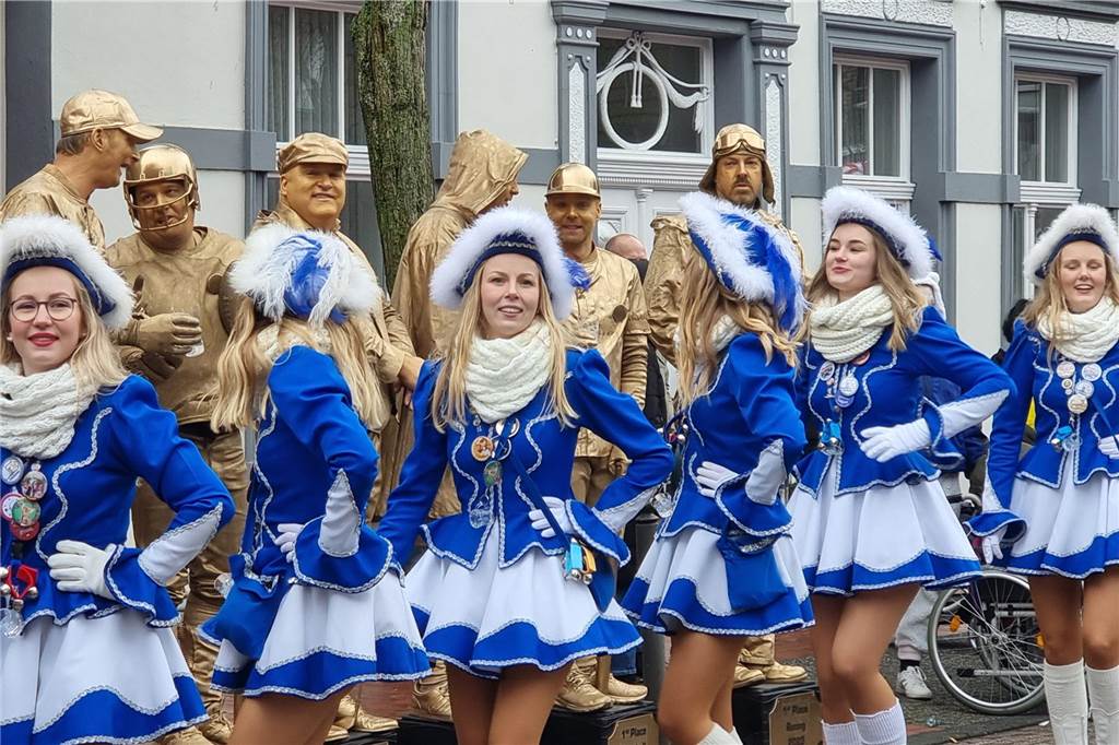 Ottenstein fest in Narrenhand: Rosenmontagsumzug zieht die Massen auf die Straßen Bunte Eindrücke vom Ottensteiner Rosenmontagsumzug 2023