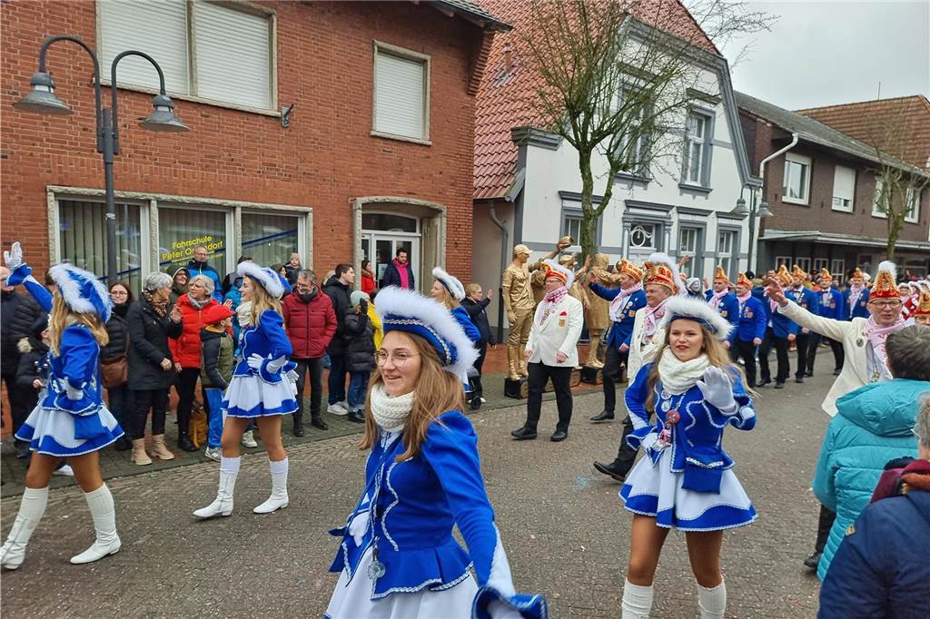 Ottenstein fest in Narrenhand: Rosenmontagsumzug zieht die Massen auf die Straßen Bunte Eindrücke vom Ottensteiner Rosenmontagsumzug 2023