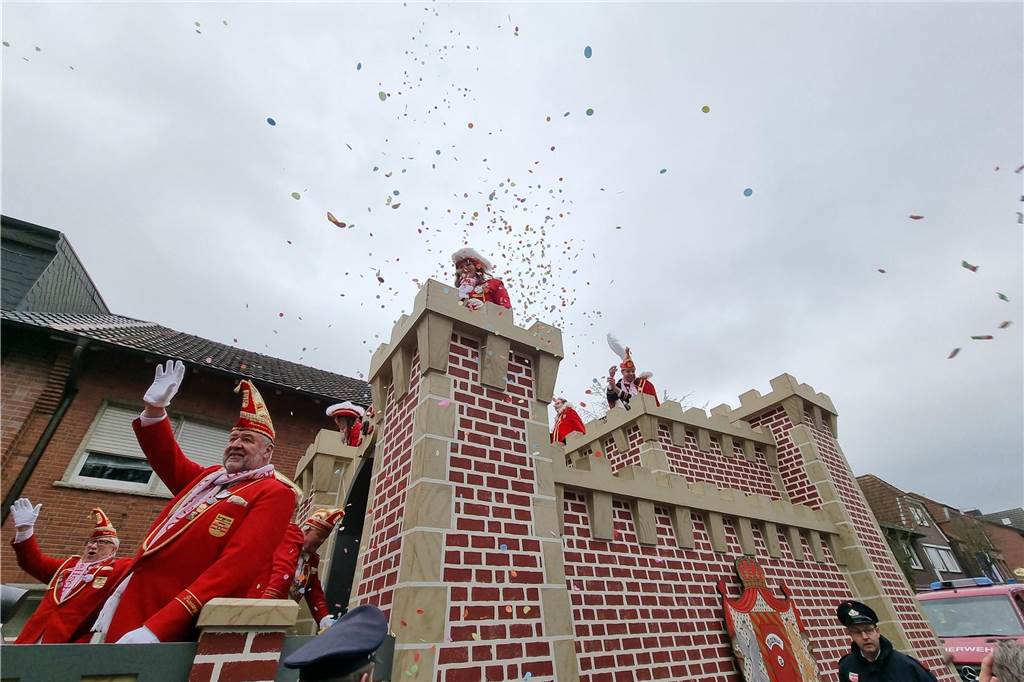 Ottenstein fest in Narrenhand: Rosenmontagsumzug zieht die Massen auf die Straßen Bunte Eindrücke vom Ottensteiner Rosenmontagsumzug 2023