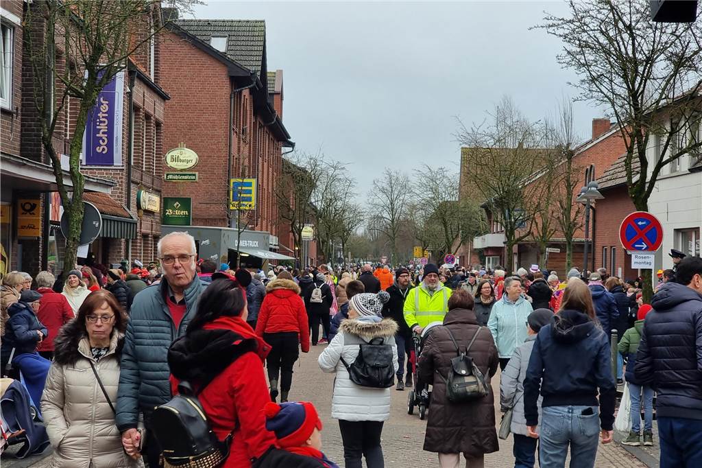 Ottenstein fest in Narrenhand: Rosenmontagsumzug zieht die Massen auf die Straßen Bunte Eindrücke vom Ottensteiner Rosenmontagsumzug 2023