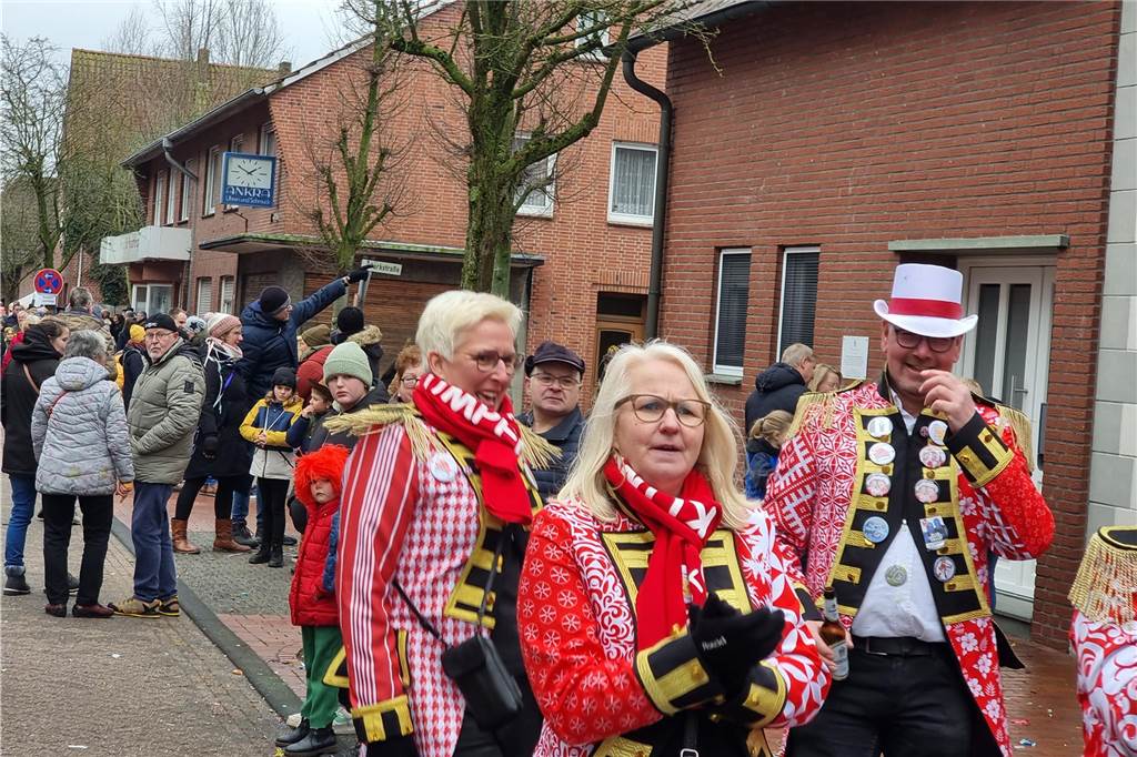 Ottenstein fest in Narrenhand: Rosenmontagsumzug zieht die Massen auf die Straßen Bunte Eindrücke vom Ottensteiner Rosenmontagsumzug 2023