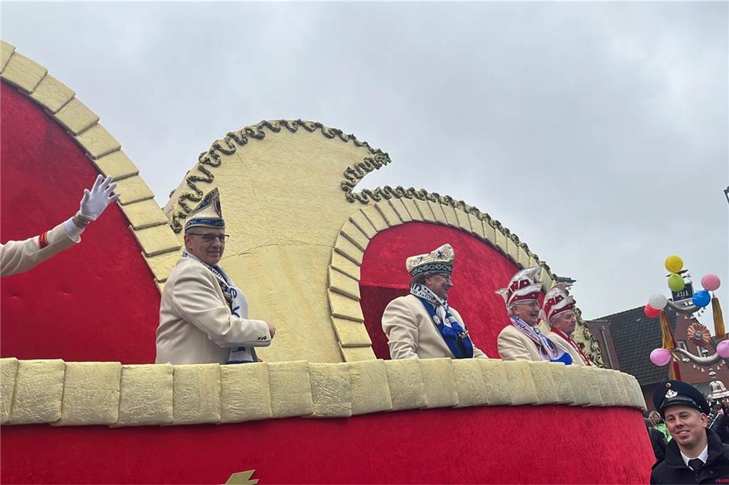 Ottenstein fest in Narrenhand: Rosenmontagsumzug zieht die Massen auf die Straßen Bunte Eindrücke vom Ottensteiner Rosenmontagsumzug 2023