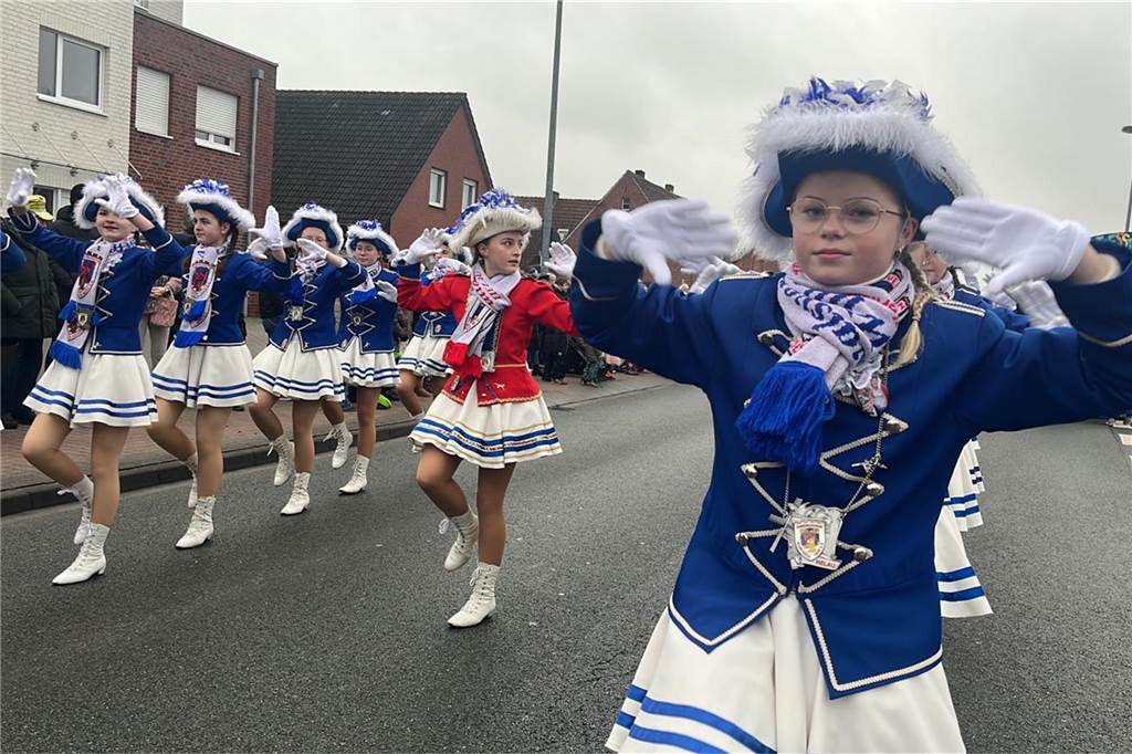 Ottenstein fest in Narrenhand: Rosenmontagsumzug zieht die Massen auf die Straßen Bunte Eindrücke vom Ottensteiner Rosenmontagsumzug 2023