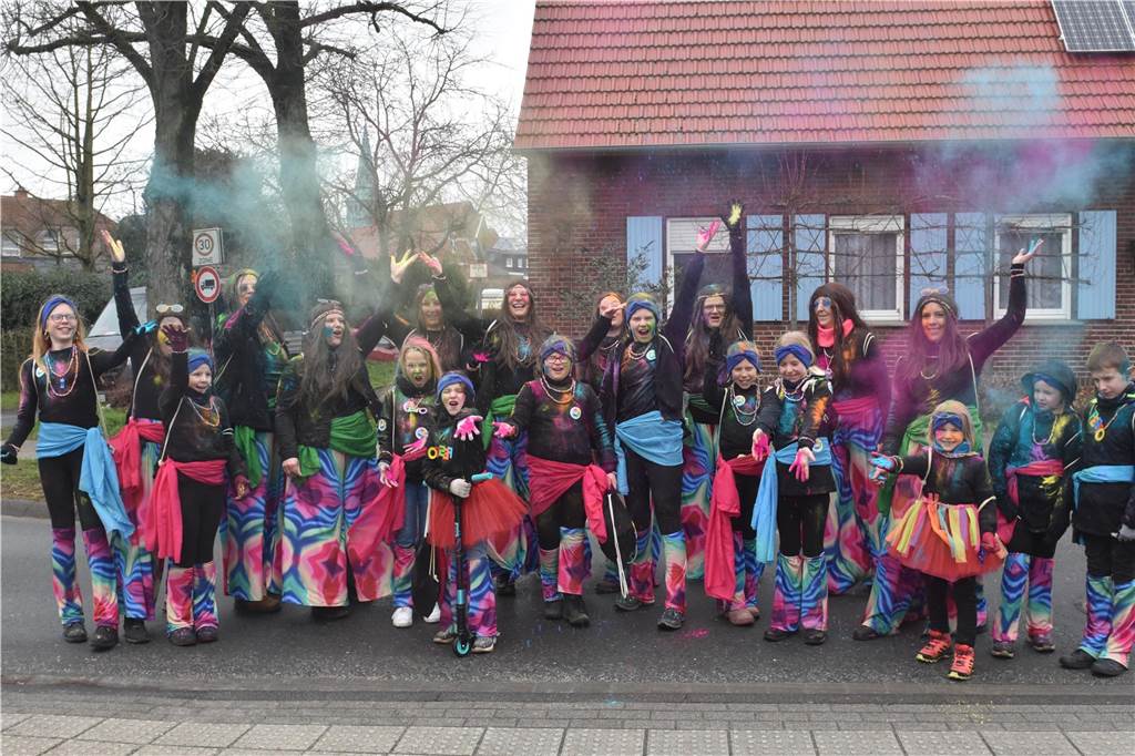 Ottenstein fest in Narrenhand: Rosenmontagsumzug zieht die Massen auf die Straßen Bunte Eindrücke vom Ottensteiner Rosenmontagsumzug 2023