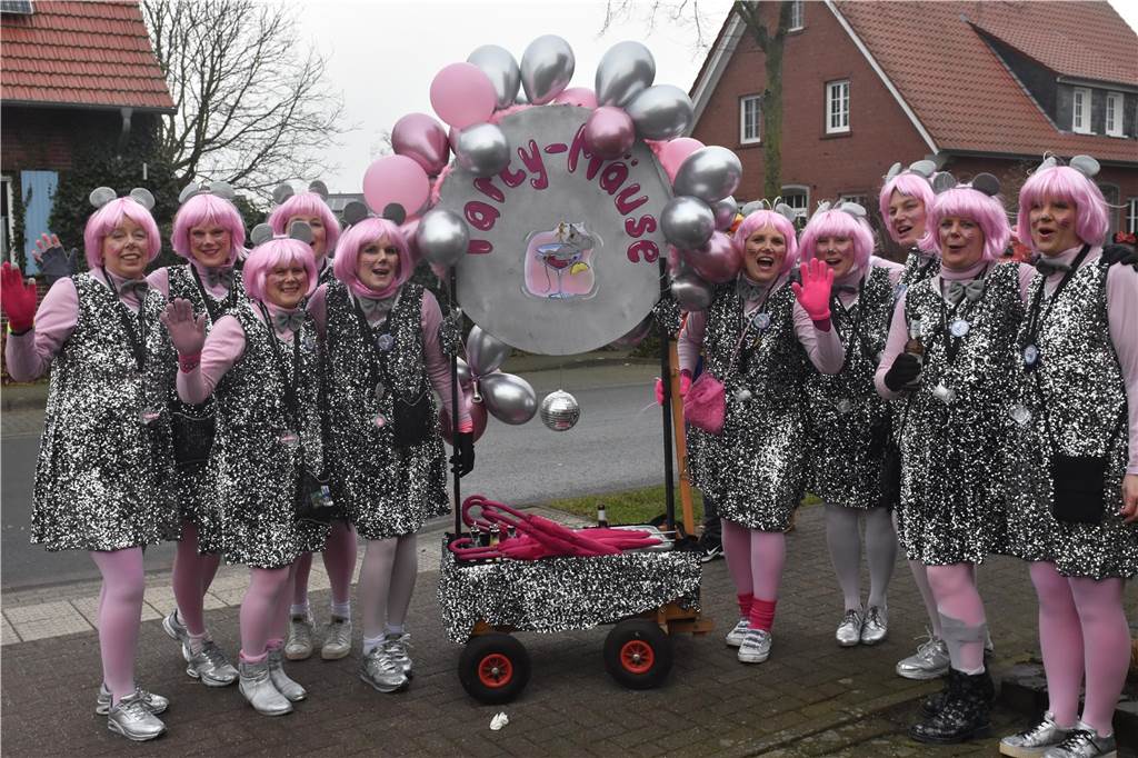 Ottenstein fest in Narrenhand: Rosenmontagsumzug zieht die Massen auf die Straßen Bunte Eindrücke vom Ottensteiner Rosenmontagsumzug 2023