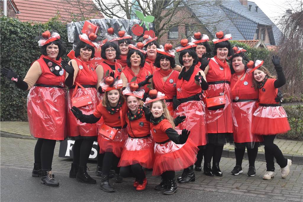 Ottenstein fest in Narrenhand: Rosenmontagsumzug zieht die Massen auf die Straßen Bunte Eindrücke vom Ottensteiner Rosenmontagsumzug 2023