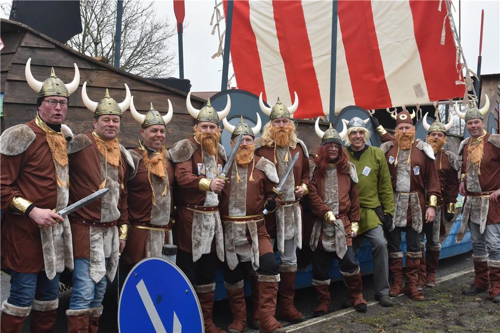 Ottenstein fest in Narrenhand: Rosenmontagsumzug zieht die Massen auf die Straßen Bunte Eindrücke vom Ottensteiner Rosenmontagsumzug 2023