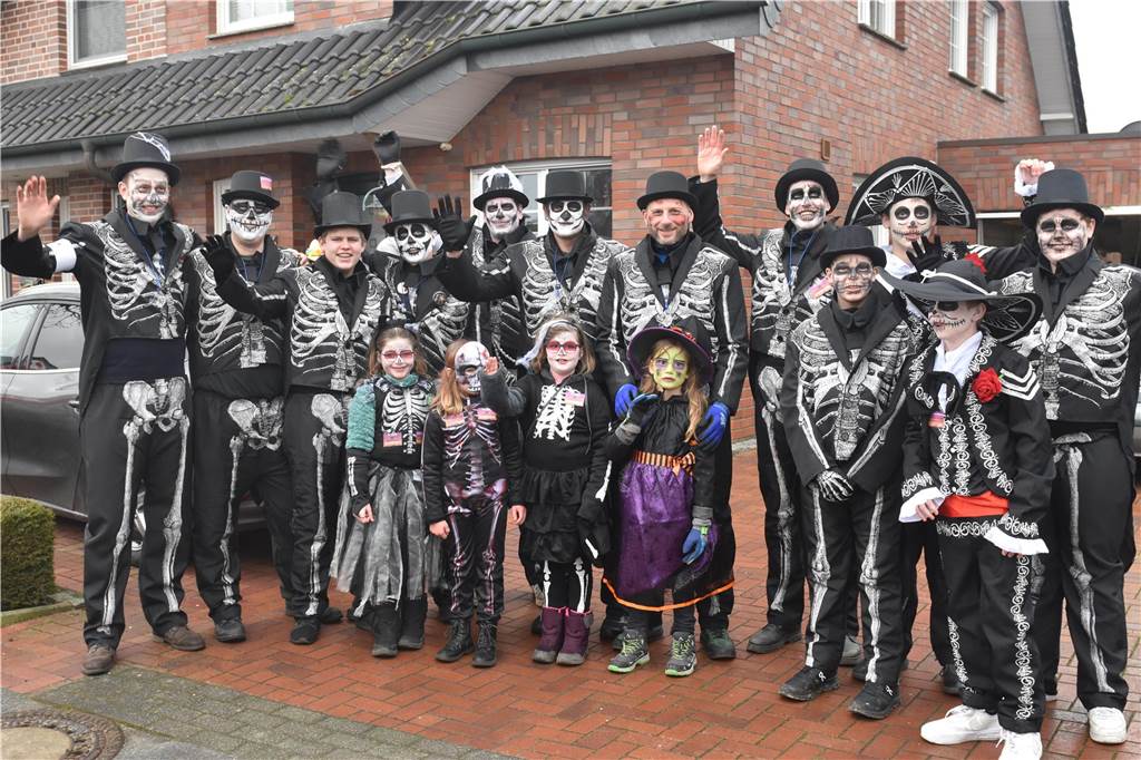 Ottenstein fest in Narrenhand: Rosenmontagsumzug zieht die Massen auf die Straßen Bunte Eindrücke vom Ottensteiner Rosenmontagsumzug 2023