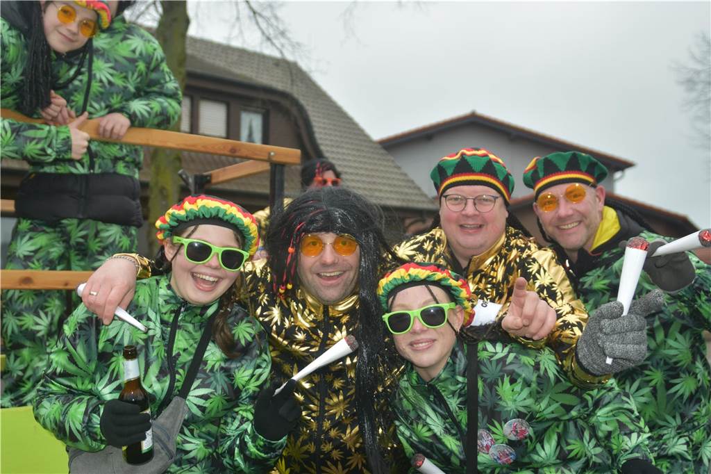 Ottenstein fest in Narrenhand: Rosenmontagsumzug zieht die Massen auf die Straßen Bunte Eindrücke vom Ottensteiner Rosenmontagsumzug 2023
