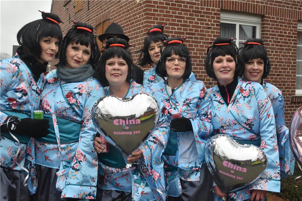 Ottenstein fest in Narrenhand: Rosenmontagsumzug zieht die Massen auf die Straßen Bunte Eindrücke vom Ottensteiner Rosenmontagsumzug 2023