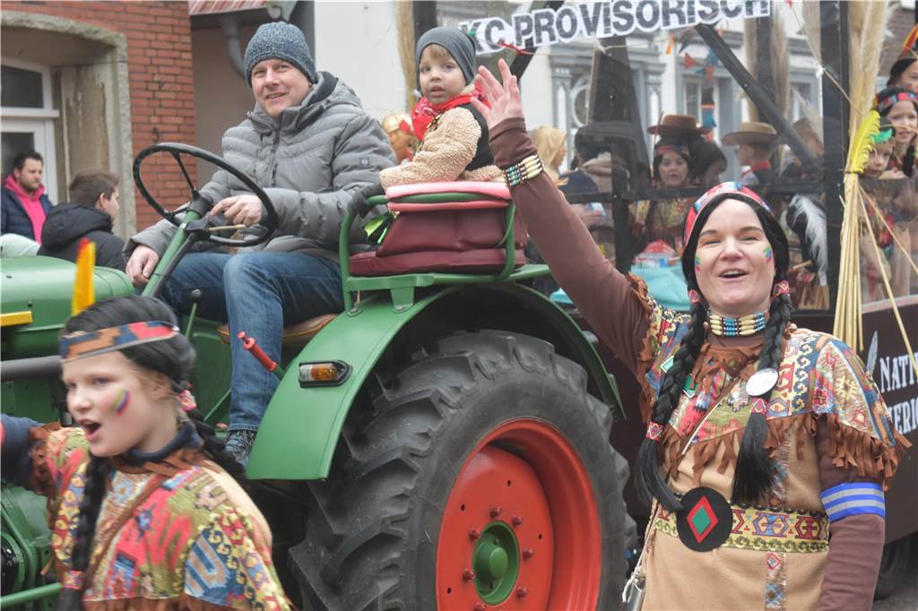 Ottenstein fest in Narrenhand: Rosenmontagsumzug zieht die Massen auf die Straßen Bunte Eindrücke vom Ottensteiner Rosenmontagsumzug 2023