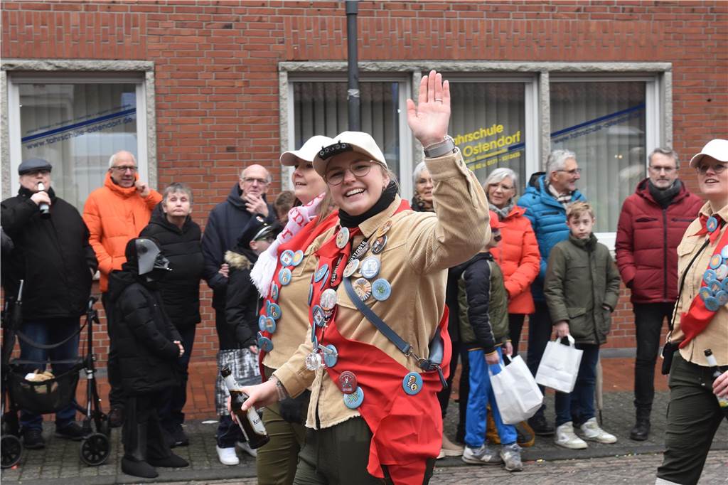 Ottenstein fest in Narrenhand: Rosenmontagsumzug zieht die Massen auf die Straßen Bunte Eindrücke vom Ottensteiner Rosenmontagsumzug 2023