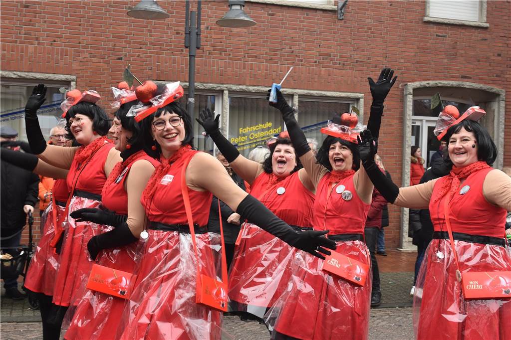 Ottenstein fest in Narrenhand: Rosenmontagsumzug zieht die Massen auf die Straßen Bunte Eindrücke vom Ottensteiner Rosenmontagsumzug 2023