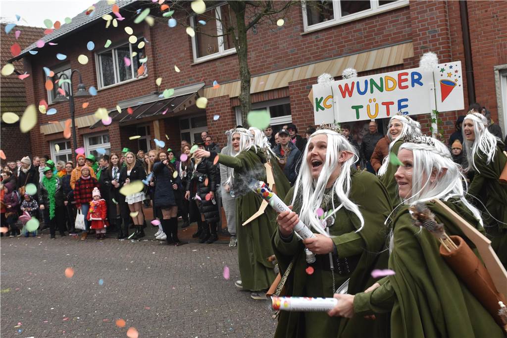 Ottenstein fest in Narrenhand: Rosenmontagsumzug zieht die Massen auf die Straßen Bunte Eindrücke vom Ottensteiner Rosenmontagsumzug 2023