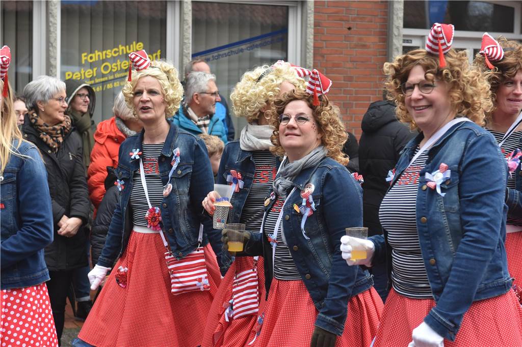 Ottenstein fest in Narrenhand: Rosenmontagsumzug zieht die Massen auf die Straßen Bunte Eindrücke vom Ottensteiner Rosenmontagsumzug 2023