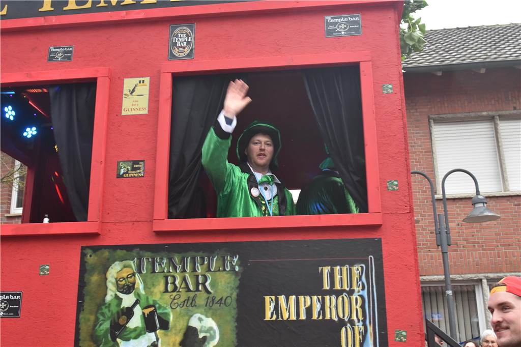 Ottenstein fest in Narrenhand: Rosenmontagsumzug zieht die Massen auf die Straßen Bunte Eindrücke vom Ottensteiner Rosenmontagsumzug 2023