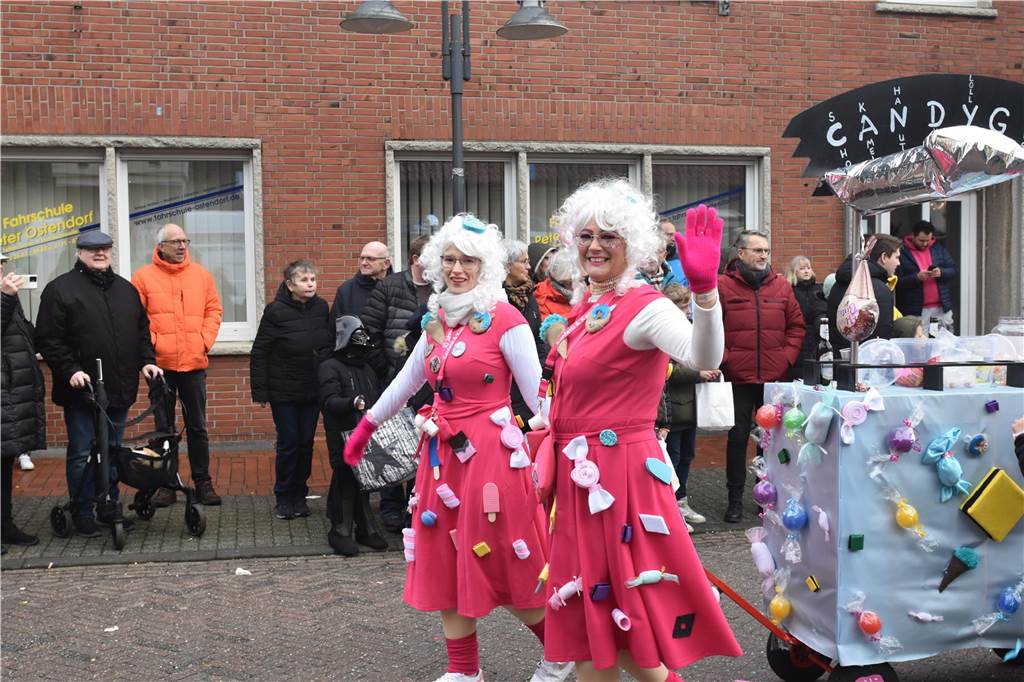 Ottenstein fest in Narrenhand: Rosenmontagsumzug zieht die Massen auf die Straßen Bunte Eindrücke vom Ottensteiner Rosenmontagsumzug 2023