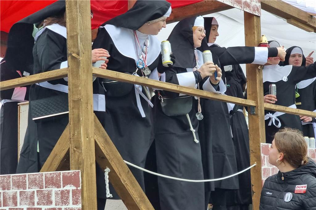 Ottenstein fest in Narrenhand: Rosenmontagsumzug zieht die Massen auf die Straßen Bunte Eindrücke vom Ottensteiner Rosenmontagsumzug 2023