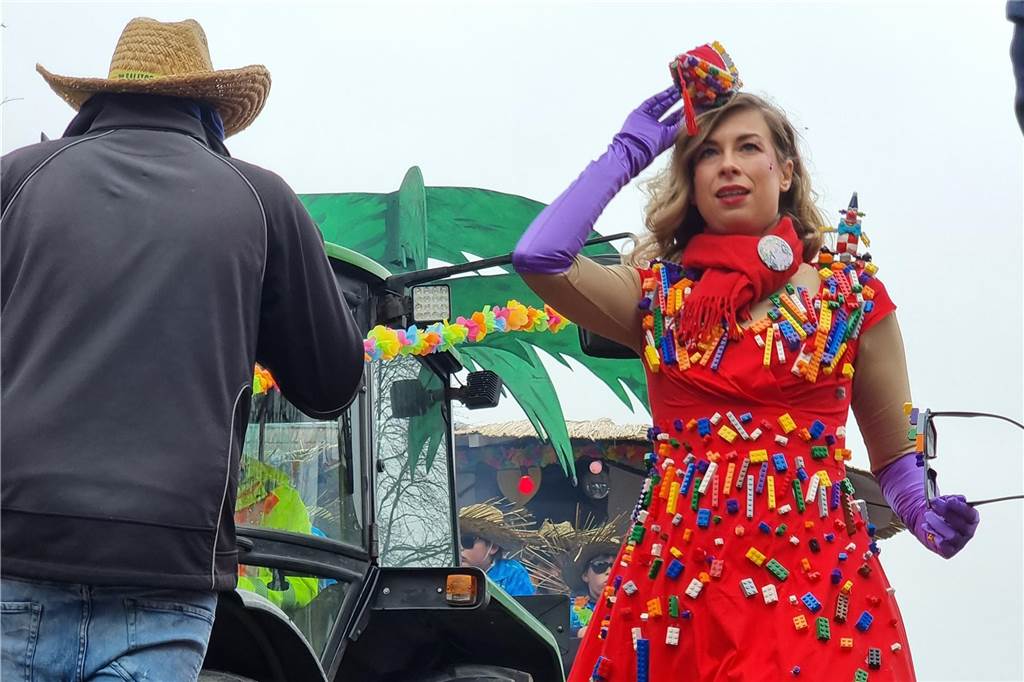 Ottenstein fest in Narrenhand: Rosenmontagsumzug zieht die Massen auf die Straßen Bunte Eindrücke vom Ottensteiner Rosenmontagsumzug 2023