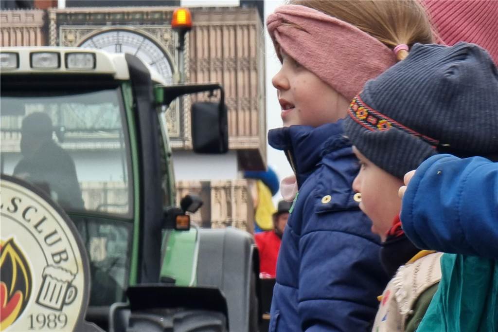 Ottenstein fest in Narrenhand: Rosenmontagsumzug zieht die Massen auf die Straßen Bunte Eindrücke vom Ottensteiner Rosenmontagsumzug 2023