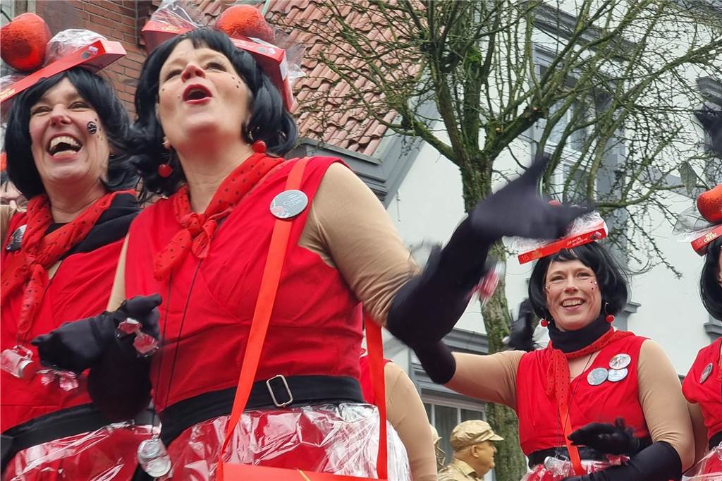 Ottenstein fest in Narrenhand: Rosenmontagsumzug zieht die Massen auf die Straßen Bunte Eindrücke vom Ottensteiner Rosenmontagsumzug 2023