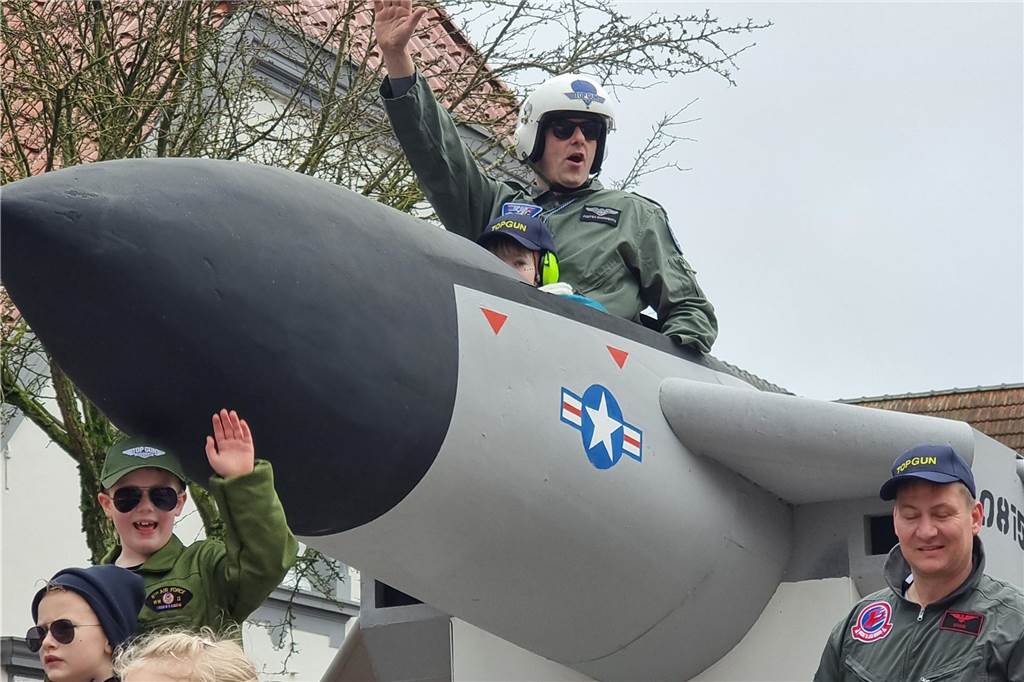 Ottenstein fest in Narrenhand: Rosenmontagsumzug zieht die Massen auf die Straßen Bunte Eindrücke vom Ottensteiner Rosenmontagsumzug 2023