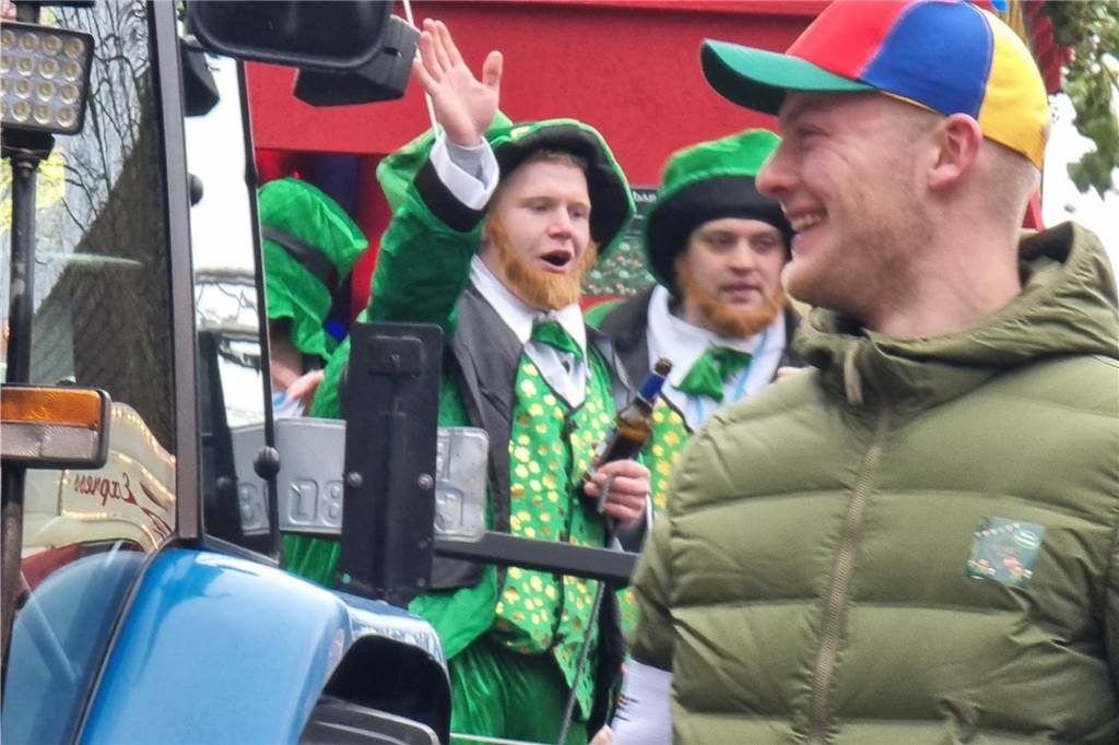 Ottenstein fest in Narrenhand: Rosenmontagsumzug zieht die Massen auf die Straßen Bunte Eindrücke vom Ottensteiner Rosenmontagsumzug 2023