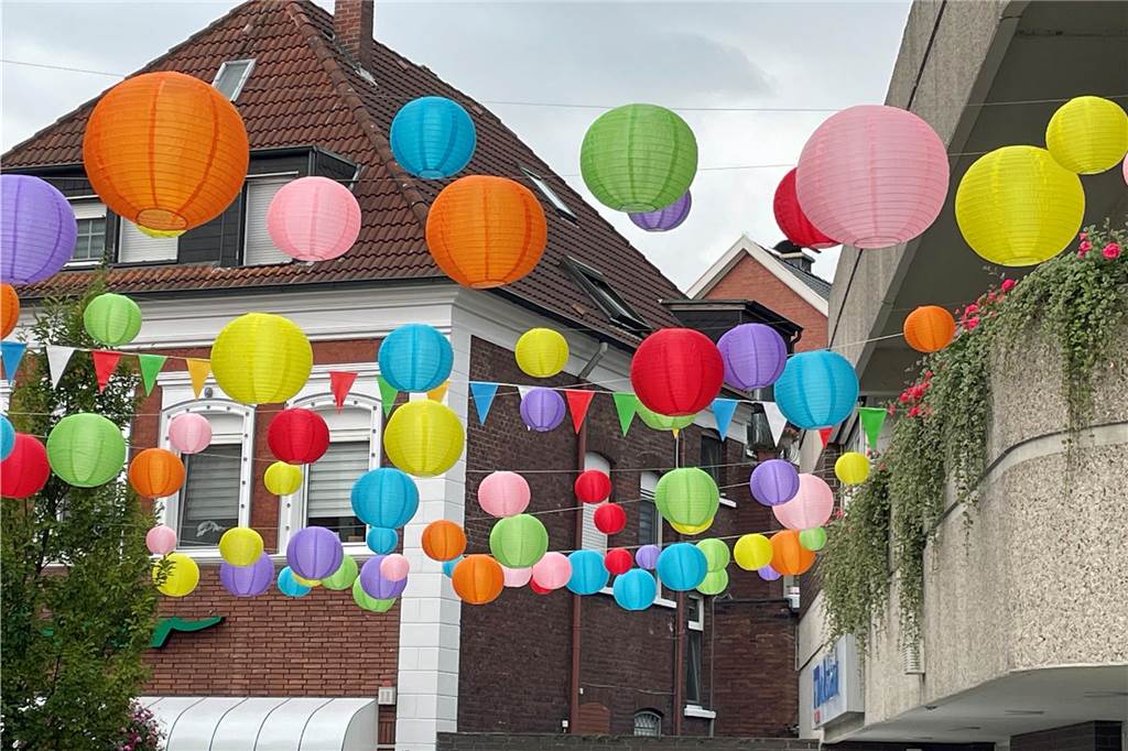 Lampions sorgen für bunten Himmel in der Werner Innenstadt Der Himmel an der Bonenstraße erstrahlt dank der Lampionketten in bunten Farben.