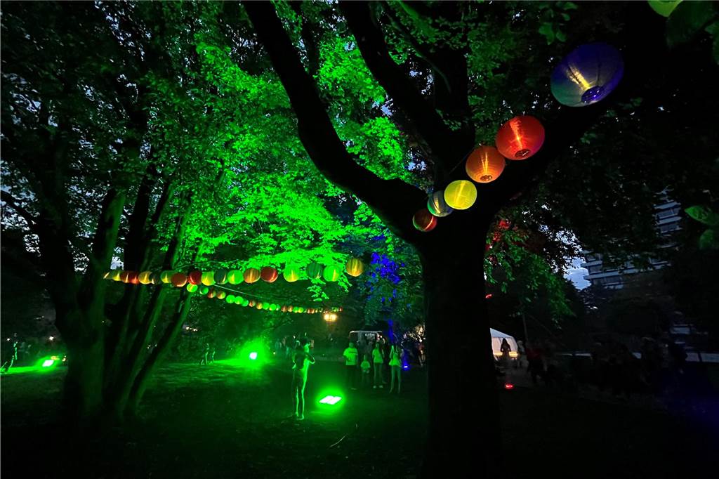 Bunte Lampions, viele Strahler unter den Bäumen - das machte das Ambiente beim Lichterfest aus.