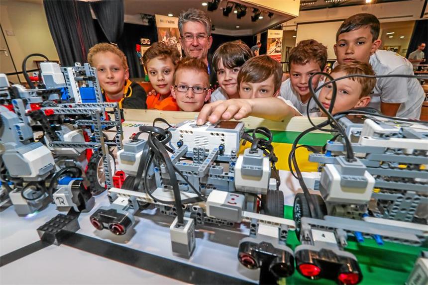 Wenn Lego-Roboter gegeneinander antreten Bunte Lego-Steine und viel Technik ist in den Robotern verbaut, die am Samstag zu sehen waren. Hier zeigen Schüler des Heinrich-Heine-Gymnasiums ihre Roboter, die sie in der Informatik-AG von Lehrer Hagen Sarx (hinten Mitte) gebaut und programmiert haben.