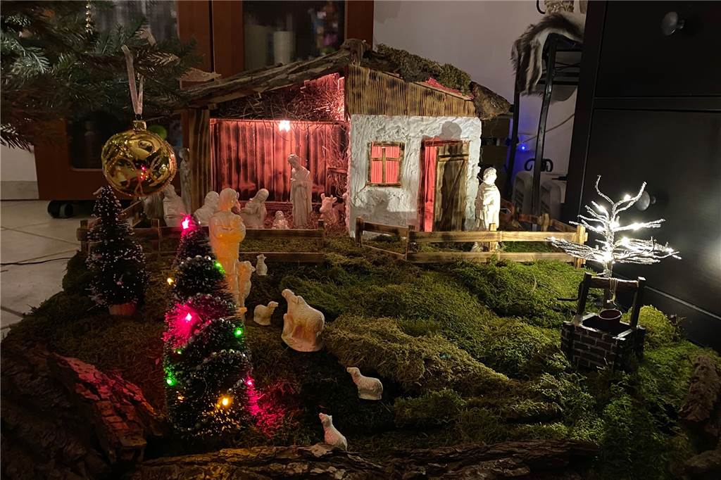 Leser präsentieren ihre schönsten Krippen – und erzählen ihre Geschichte Bunte Lichter erstrahlen in der Krippe von Olaf Vranken aus Stadtlohn und setzen auch Schafe und Hirten ins rechte Licht. Die Bibel erzählt hierzu: Hirten, die in der Nähe auf ihre Herden aufpassen, kommen zum neugeborenen Kind in der Krippe. Die Hirten sind arm und gelten in der damaligen Zeit nicht sehr viel. Dennoch sind sie die Ersten, die die frohe Botschaft von der Geburt Jesu verkünden dürfen.